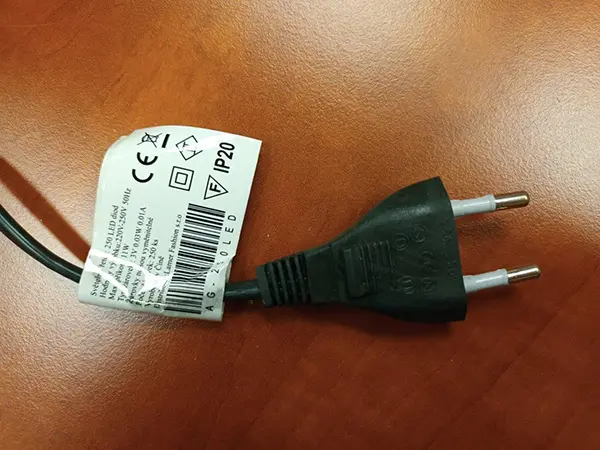 Foto do aviso oficial: Světelný řetěz LED diody Corrente de iluminação — risco: Choque elétrico