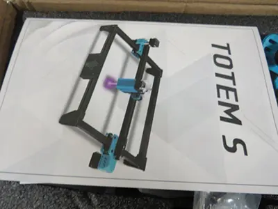 Photo de l’avis officiel: Totem S Machine de gravure laser — risque: Dommages à la vue