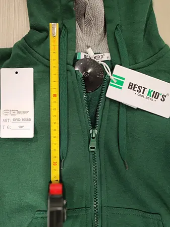 Foto aus der offiziellen Meldung: BEST KID'S ORIGINAL WEAR Kinder-Sweatshirt — Risiko: Verletzungen & Strangulierung