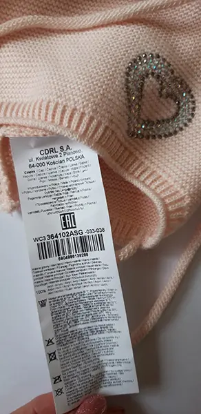 Foto aus der offiziellen Meldung: COCCODRILLO Kids are kids Babies Hut — Risiko: Ersticken & Strangulierung