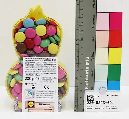 Photo from the official notice: Schokolinsen aus 60% Milchschokolade mit buntem Zuckerüberzug plastic duck toy — choking risk