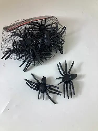 Foto dell’avviso ufficiale: Dollarstore Halloween dekoration 12-pack (Spindlar i nät) / (Spiders in net) Ragni giocattolo — rischio: Rischio chimico