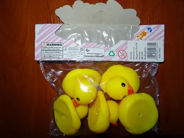 Foto do aviso oficial: Pet Happy Brinquedo de plástico — risco: Químico & Engasgamento