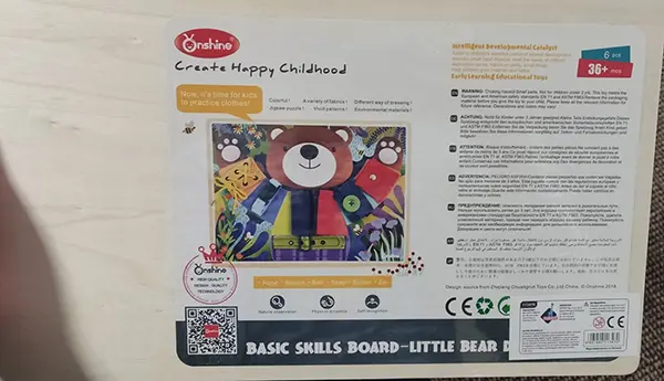 Photo de l’avis officiel: Onshine Basic Skills Board - Little Bear Dress Jouet d’activité — risque: Étouffement
