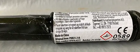 Foto uit de officiële melding: Fyrværkerieksperten a/s Familie 3 Raket Vuurwerk — risico: Brandwonden & Aantasting van het gezichtsvermogen