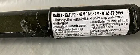 Foto uit de officiële melding: Fyrværkerieksperten a/s Familie 3 Raket Vuurwerk — risico: Brandwonden & Aantasting van het gezichtsvermogen