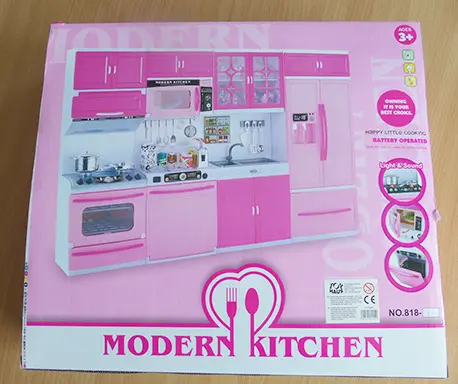 Foto uit de officiële melding: CHAOYUE TOYS / TOP HAUS MODERN KITCHEN Plastic pop met accessoires — risico: Chemische risico's