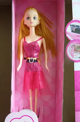 Foto uit de officiële melding: CHAOYUE TOYS / TOP HAUS MODERN KITCHEN Plastic pop met accessoires — risico: Chemische risico's