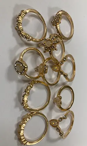 Photo de l’avis officiel: Silvery and golden rings Bagues — risque: Risque chimique