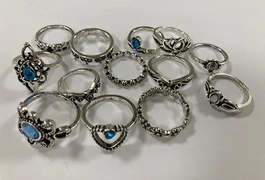 Photo de l’avis officiel: Silvery and golden rings Bagues — risque: Risque chimique