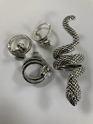Photo de l’avis officiel: Silvery and golden rings Bagues — risque: Risque chimique