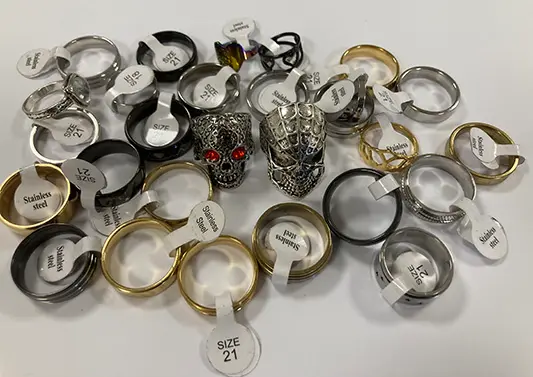 Photo de l’avis officiel: Silvery and golden rings Bagues — risque: Risque chimique