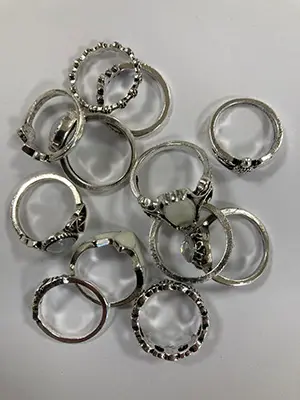Photo de l’avis officiel: Silvery and golden rings Bagues — risque: Risque chimique