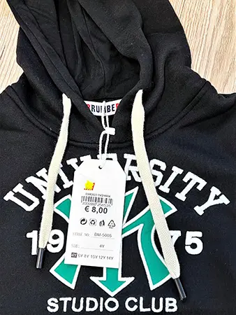 Foto aus der offiziellen Meldung: Brum Baby University NY 1975 Studio Club Kapuzenpullover für Kinder — Risiko: Verletzungen & Strangulierung