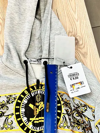 Foto del aviso oficial: Street Porter SAVAGE - AVENUE OFFICIAL PARIS Sudadera con capucha para niños — riesgo: Lesiones & Estrangulamiento