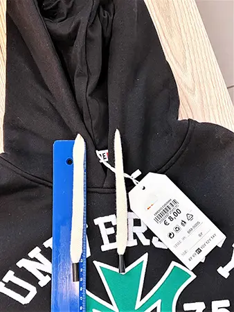 Foto aus der offiziellen Meldung: BRUM - BEBY UNIVERSITY 1975 - STUDIO CLUB Kapuzenpullover für Kinder — Risiko: Verletzungen & Strangulierung
