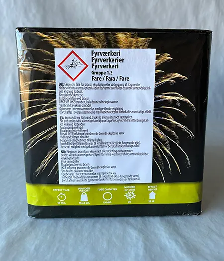 Foto aus der offiziellen Meldung: Fyrværkerieksperten a/s Black Magic - Magic Mojo 10 Feuerwerk — Risiko: Gehörschaden & Sehschaden