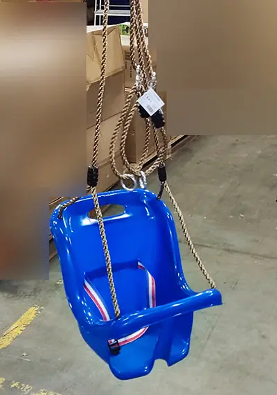 Foto aus der offiziellen Meldung: Garden Swing Kunststoffschaukel — Risiko: Einklemmen & Verletzungen