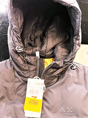 Foto aus der offiziellen Meldung: SUN 68 ∆X Kapuzenpullover für Kinder — Risiko: Verletzungen & Strangulierung
