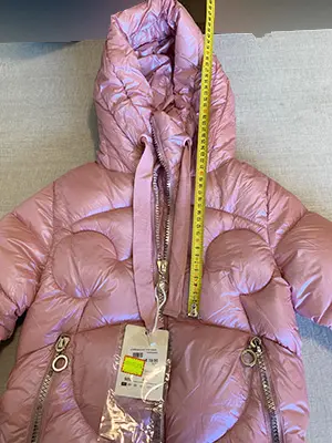 Foto do aviso oficial: Pink Baby Blusão para crianças — risco: Ferimentos & Estrangulamento