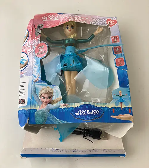 Foto aus der offiziellen Meldung: Aircraft Flying doll Flygande &amp; Glittrande Prinsessan Elsa Plastikpuppe — Risiko: Chemikalie & Umwelt