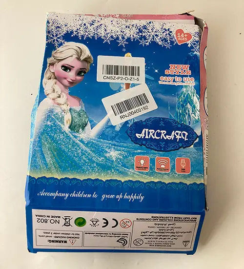 Foto aus der offiziellen Meldung: Aircraft Flying doll Flygande &amp; Glittrande Prinsessan Elsa Plastikpuppe — Risiko: Chemikalie & Umwelt