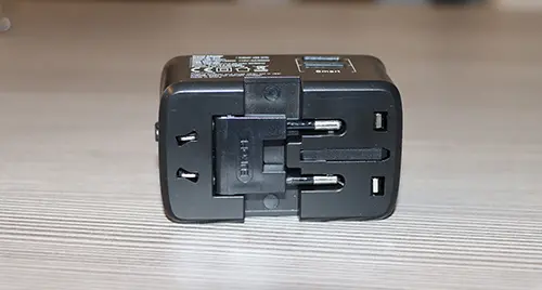 Foto aus der offiziellen Meldung: Travel adapter with power bank Reiseadapter — Risiko: Elektrischer Schlag