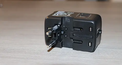 Foto aus der offiziellen Meldung: Travel adapter with power bank Reiseadapter — Risiko: Elektrischer Schlag