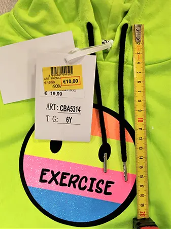 Foto del aviso oficial: Smile SMILE EXERCISE Sudadera con capucha para niños — riesgo: Lesiones & Estrangulamiento