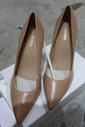 Photo de l’avis officiel: Guess Scarpe da donna Chaussures — risque: Risque chimique (A12/01284/23)