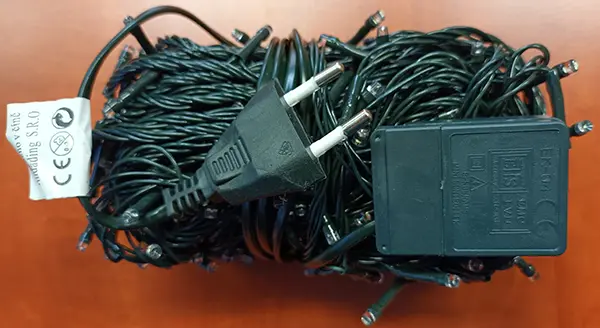 Photo from the official notice: Neuvedena 300L LED DECORATIVE LIGHTS lighting chain — electric shock risk