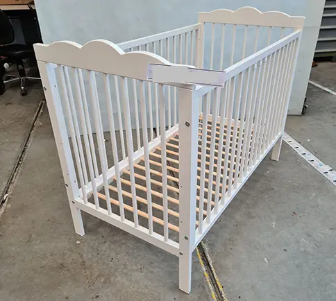 Foto aus der offiziellen Meldung: Klups Childrens Cot Kinderbett — Risiko: Einklemmen