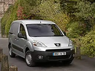 Foto aus der offiziellen Meldung: Opel, Peugeot 2008/ 208/ 3008/ 308/ 5008/ PARTNER/GRANDLAND X/ CROSSLAND X Pkw-Pkw — Risiko: Verletzungen