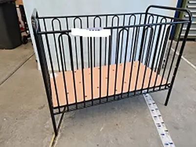 Foto aus der offiziellen Meldung: Polini Kids GmbH Polini Vintage 110 Ledikant Metaal 120x60 Kinderbett — Risiko: Einklemmen & Verletzungen
