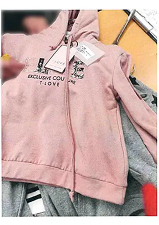 Foto uit de officiële melding: T-LOVE EXCLUSIVE  COUTURE T-LOVE Sweatshirt voor kinderen — risico: Verwonding & Verwurging