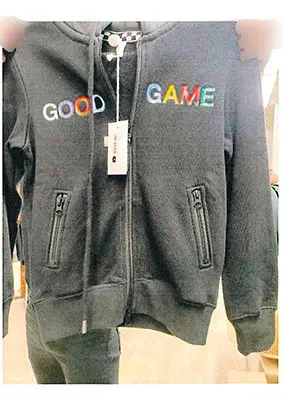 Foto aus der offiziellen Meldung: SUN68 Good Game Kapuzenpullover für Kinder — Risiko: Verletzungen & Strangulierung
