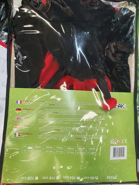 Foto aus der offiziellen Meldung: CHAKS Coccinelle Ausgefallenes Kleid Kostüm — Risiko: Ersticken