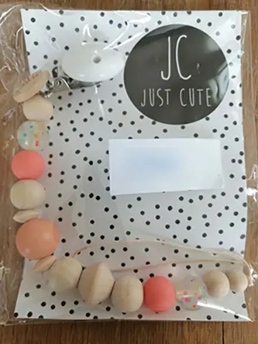 Foto aus der offiziellen Meldung: Just cute Schnullerhalter — Risiko: Strangulierung