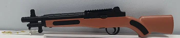Foto aus der offiziellen Meldung: Huan Yu Toys Gun Series Spielzeugpistole — Risiko: Sehschaden