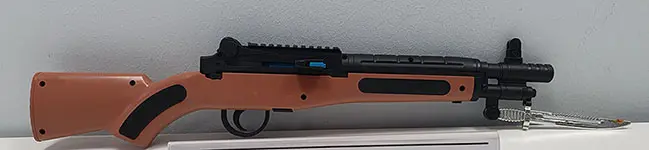 Foto aus der offiziellen Meldung: Huan Yu Toys Gun Series Spielzeugpistole — Risiko: Sehschaden