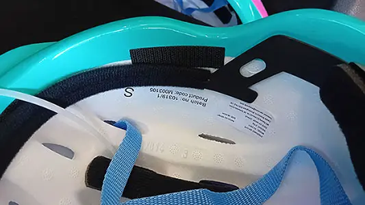 Photo de l’avis officiel: MV Sports &amp; Leisure Ltd. SAFETY HELMET Casque — risque: Blessures