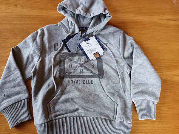 Foto aus der offiziellen Meldung: Ronnie Kay Kinderpullover — Risiko: Verletzungen & Strangulierung (A12/01789/23)