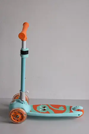 Foto do aviso oficial: K3YRiders 3 W SCOOTER CON PELUCHE SAURUS Scooter de brinquedo — risco: Ferimentos