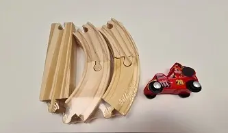 Foto aus der offiziellen Meldung: Speelgoedland B.V. 11 PCS WOODEN CAR TRACK Hölzerne Autobahn — Risiko: Ersticken