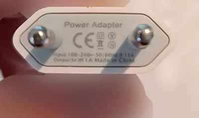 Foto aus der offiziellen Meldung: Netzadapter — Risiko: Elektrischer Schlag (A12/02268/23)