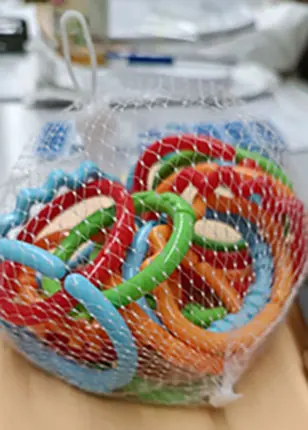 Photo from the official notice: Zeeman Anneaux chainon plastic rings toy — cuts & injuries risk