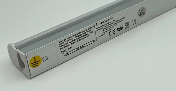 Foto dell’avviso ufficiale: LEDlight4you 2FT-9w-LED-Batten Lampada da soffitto — rischio: Scossa elettrica