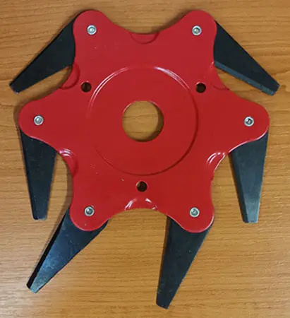 Photo de l’avis officiel: Flail-type cutting attachments with 6 knifes Fixation pour coupeuses de brosses — risque: Blessures (A12/02474/23)
