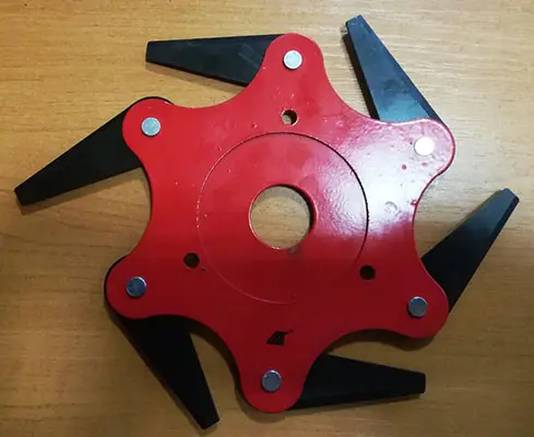 Foto aus der offiziellen Meldung: MALATEC Disc for brush cutters; Blade for brush cutter - 6 blades Aufsatz für Bürstenschneider — Risiko: Verletzungen