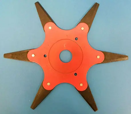 Photo from the official notice: LY (csomagoláson) Flail-type cutting attachments with 6 knifes attachment for brush cutters — injuries risk
